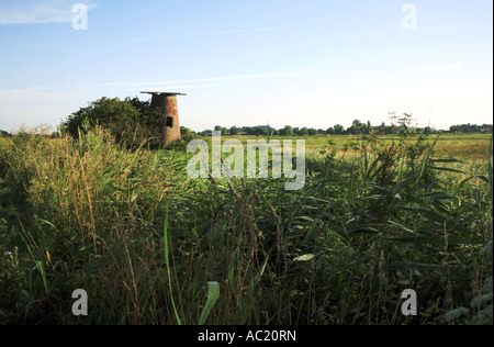 Une vue sur les vestiges de l'usine de drainage du pont Ludham près de la rivière Ant sur les Norfolk Broads à Ludham, Norfolk, Angleterre, Royaume-Uni. Banque D'Images