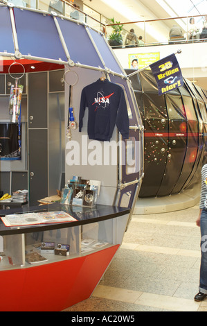 Exposition de la NASA à Hambourg. Boutique de souvenirs. Banque D'Images