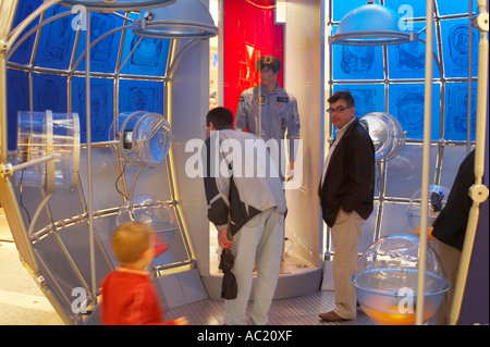 Exposition de la NASA à Hambourg. Les personnes qui visitent l'exposition. Banque D'Images