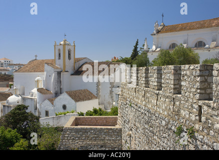 Le Portugal l'Algarve, le château de Tavira et églises Banque D'Images
