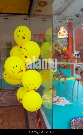 Ballons reflète dans une vitrine Banque D'Images