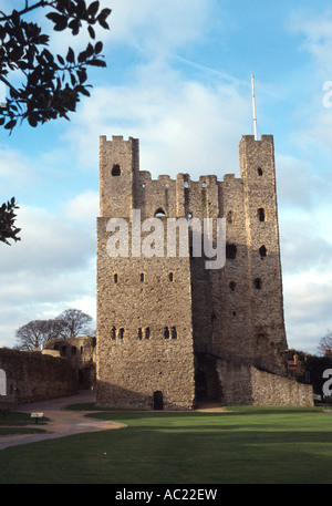 Rochester château se dresse sur la rive est de la rivière Medway, à Rochester, Kent England uk go Banque D'Images