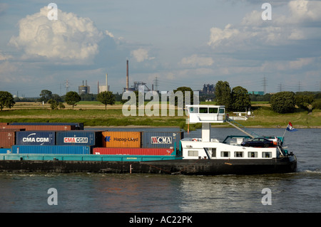 Transport de conteneurs sur le Rhin inférieur, Krefeld, Allemagne. Banque D'Images