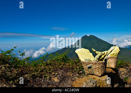 Au panier soufre Kawa Ijen volcano crater lake, Java, Indonésie, Asie Banque D'Images