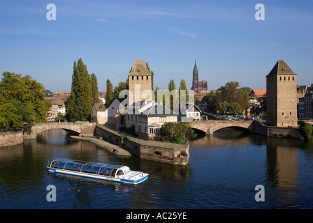 Bateau d'excursion sur l'Ill en passant les ponts couverts Le Ponts Couverts Strasbourg Alsace France Banque D'Images