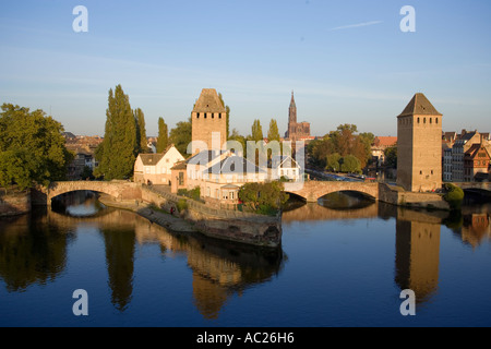 Les ponts couverts Le Ponts Couverts sur l'Ill Strasbourg Alsace France Banque D'Images