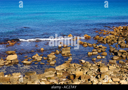 Bleu de la mer et les rochers sur la rive Banque D'Images