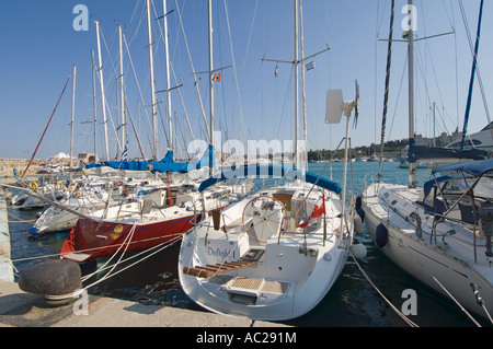 Un grand angle de vue sur le port de Mandraki Rhodes island avec certains des yachts privés amarrés. Banque D'Images