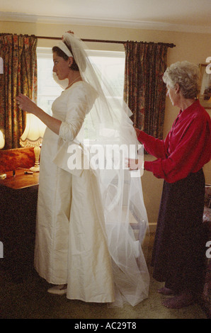 Mère de l'épouse d'aider avec le voile dans sa chambre à coucher Banque D'Images