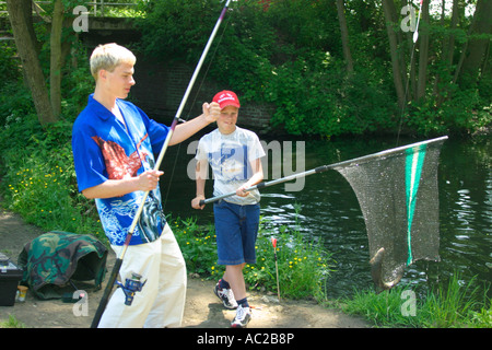 Les jeunes garçons sont heureux parce qu'ils ont attrapé un poisson Banque D'Images