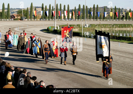 Parade de costumes médiévaux à l'ippodromo trotting bien sûr dans les Marches en Italie Banque D'Images