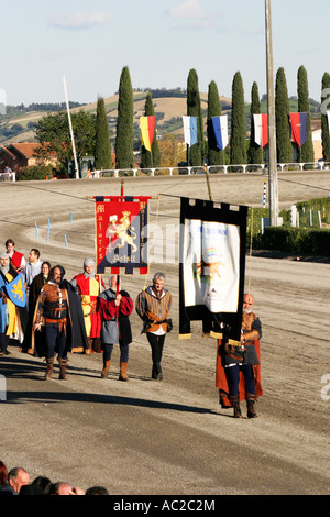 Parade de costumes médiévaux à l'ippodromo trotting bien sûr dans les Marches en Italie Banque D'Images