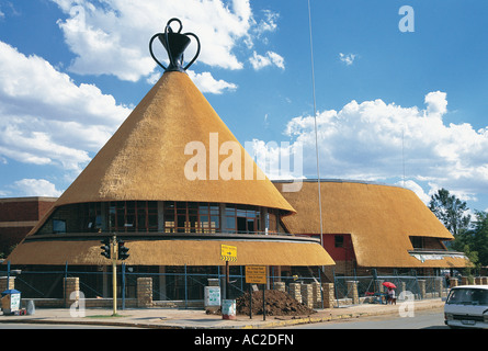 Centre d'artisanat moderne nouvellement construit en forme de conique typique style du peuple basotho en capital de Maseru Lesotho Banque D'Images