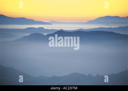 Couches de brouillard avec les montagnes situées dans les vallées qui s'étend au loin dans la distance perçue à l'aube, dans la région centrale du Mozambique Banque D'Images