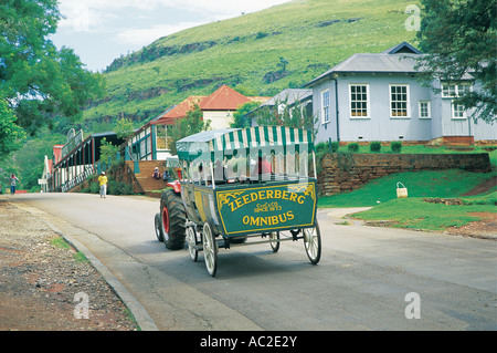 Omnibus à l'ancienne remorqué par un tracteur agricole à Pilgrim s reste l'or historique village minier de l'Afrique du Sud Mpumalanga Banque D'Images