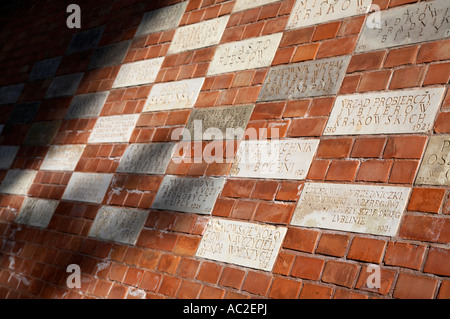 Plaques commémoratives parrain enterré dans le mur de château de Wawel krakow Banque D'Images