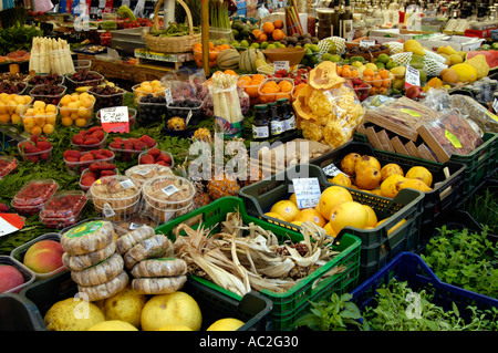 La production traditionnelle Italienne sur échoppe de marché sur la Piazza Campo de Fiori, Rome, Italie Banque D'Images