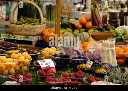 Produits italiens traditionnels et des produits frais du marché en décrochage sur la Piazza Campo de Fiori, Rome, Italie Banque D'Images