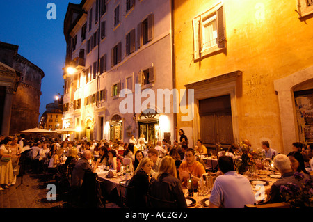 Les gens de manger au restaurant à côté du panthéon la nuit Rome Italie Banque D'Images