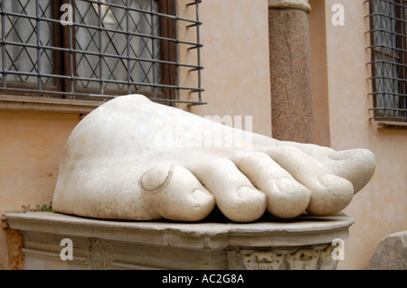 Pied d'une gigantesque statue de l'empereur Constantin au Palazzo dei Conservatori au Musées du Capitole Rome Italie Banque D'Images