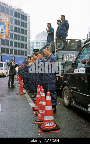 Uyoku Dantai de droite au cours d'un rassemblement à la pluie à l'extérieur de la gare de Shinjuku à Tokyo. Banque D'Images