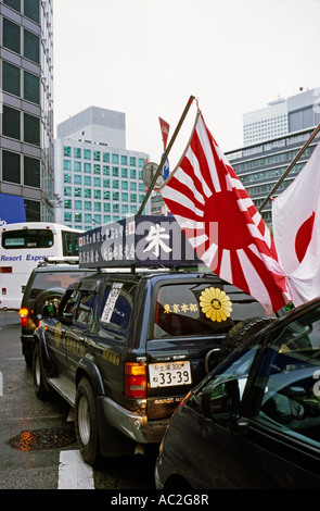 Uyoku Dantai de droite au cours d'un rassemblement à la pluie à l'extérieur de la gare de Shinjuku à Tokyo. Banque D'Images