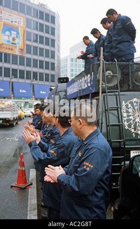 Uyoku Dantai de droite au cours d'un rassemblement à la pluie à l'extérieur de la gare de Shinjuku à Tokyo. Banque D'Images