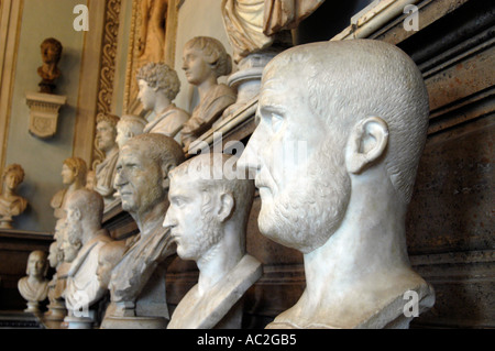 Les bustes d'empereurs romains dans la Sala degli Imperatori dans le Palazzo Nuovo au Musées du Capitole, Rome, Italie Banque D'Images