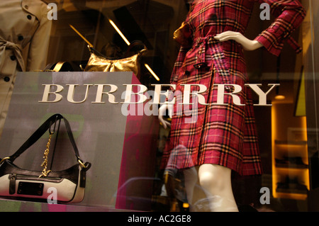 Burberry vitrine dans la Via Condotti Rome Italie Photo Stock Alamy