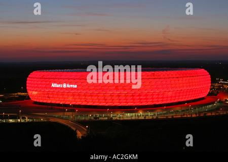 Le stade de football Allianz Arena à Munich Allemagne nuit Banque D'Images