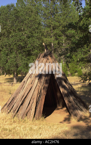 Les Miwok reconstruit au broyage de l'écorce lodge Indian Rock State Historic Park en Californie. Photographie numérique Banque D'Images