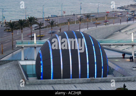 La Bibliotheca Alexandrina et le planétarium à la Corniche, Alexandria, Egypte Banque D'Images