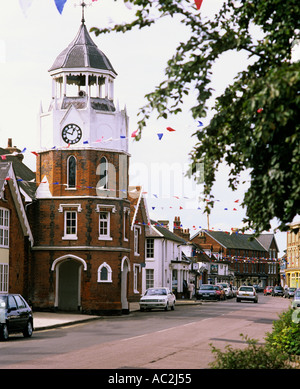 Tour de l'horloge ouvragée sur la rue construite en 1877 Burnham-on-Crouch Banque D'Images