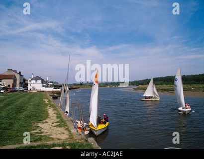 Les petits bateaux à voile sur la rivière Colne à Coclhester Rowhedge en aval de l'Anchor pub riverside Banque D'Images