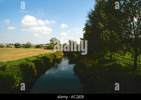 Rivière Stour qui transite vers l'est du pont sur le Warmingford Suffolk Essex border vers Nayland Banque D'Images