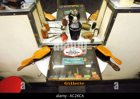 Un ladies and gents hairdressers à Aberdare dans les vallées du sud du Pays de Galles UK qui n'a pas changé depuis les années 50 Banque D'Images