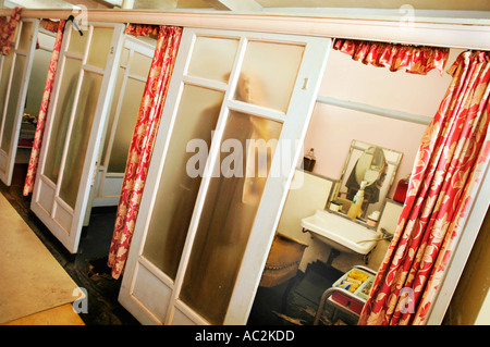 Un ladies and gents hairdressers à Aberdare dans les vallées du sud du Pays de Galles UK qui n'a pas changé depuis les années 50 Banque D'Images