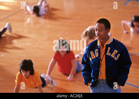 African American Education physique enseigner en salle de sport Banque D'Images