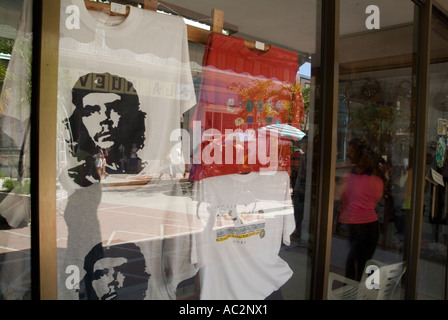 Che Guevara T-shirts en vente dans une vitrine, Cienfuegos, Cuba. Banque D'Images