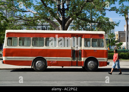 Bus public stationnée le long Parque Jose Marti, Cienfuegos, Cuba. Banque D'Images