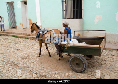 Man riding a horse cart sur rues pavées Trinidad Cuba Banque D'Images