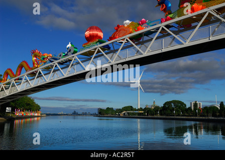 Colorful Chinese Lantern Festival des chiffres sur l'Ontario Place passerelle au-dessus de l'eau du lac Ontario et le Toronto wind turbine Banque D'Images