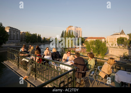 Restaurant vienne Urania air libre à Donau riverside Banque D'Images