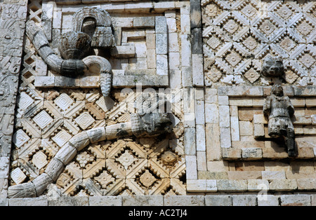 Serpent Quetzalcoatl intimement sculptés sur les murs de la Nunnery Quadrangle, à des ruines d'Uxmal, Yucatan, Mexique. Banque D'Images