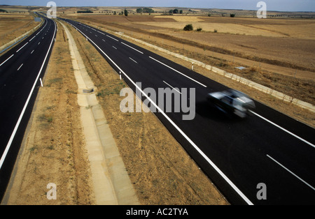 Voiture roulant sur une nouvelle autoroute près de Sahagún, Espagne Banque D'Images