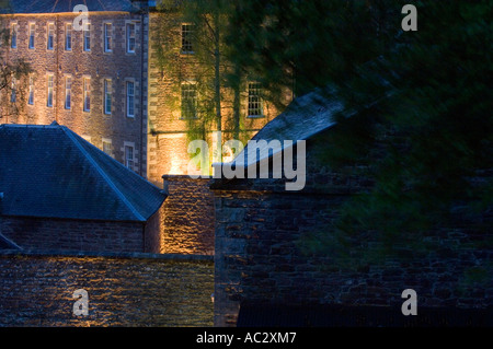 New Lanark de nuit, ancien moulin rénové les bâtiments, site du patrimoine mondial, Lanarkshire, le sud de l'Ecosse, Royaume-Uni, Europe Banque D'Images