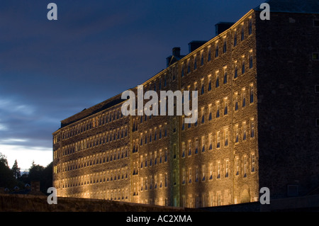 New Lanark de nuit, ancien moulin rénové les bâtiments, site du patrimoine mondial, le Lanarkshire, Écosse, Royaume-Uni, Europe Banque D'Images