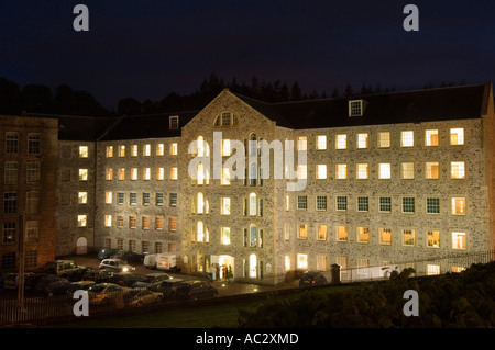 New Lanark de nuit, ancien moulin rénové les bâtiments, site du patrimoine mondial, Lanarkshire, Écosse, Royaume-Uni Banque D'Images