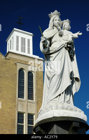 Statue blanche de Marie portant Jésus Banque D'Images