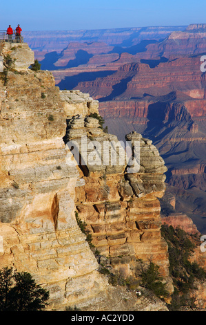 Deux voyageurs surplombant le Grand Canyon South Rim Arizona USA Banque D'Images